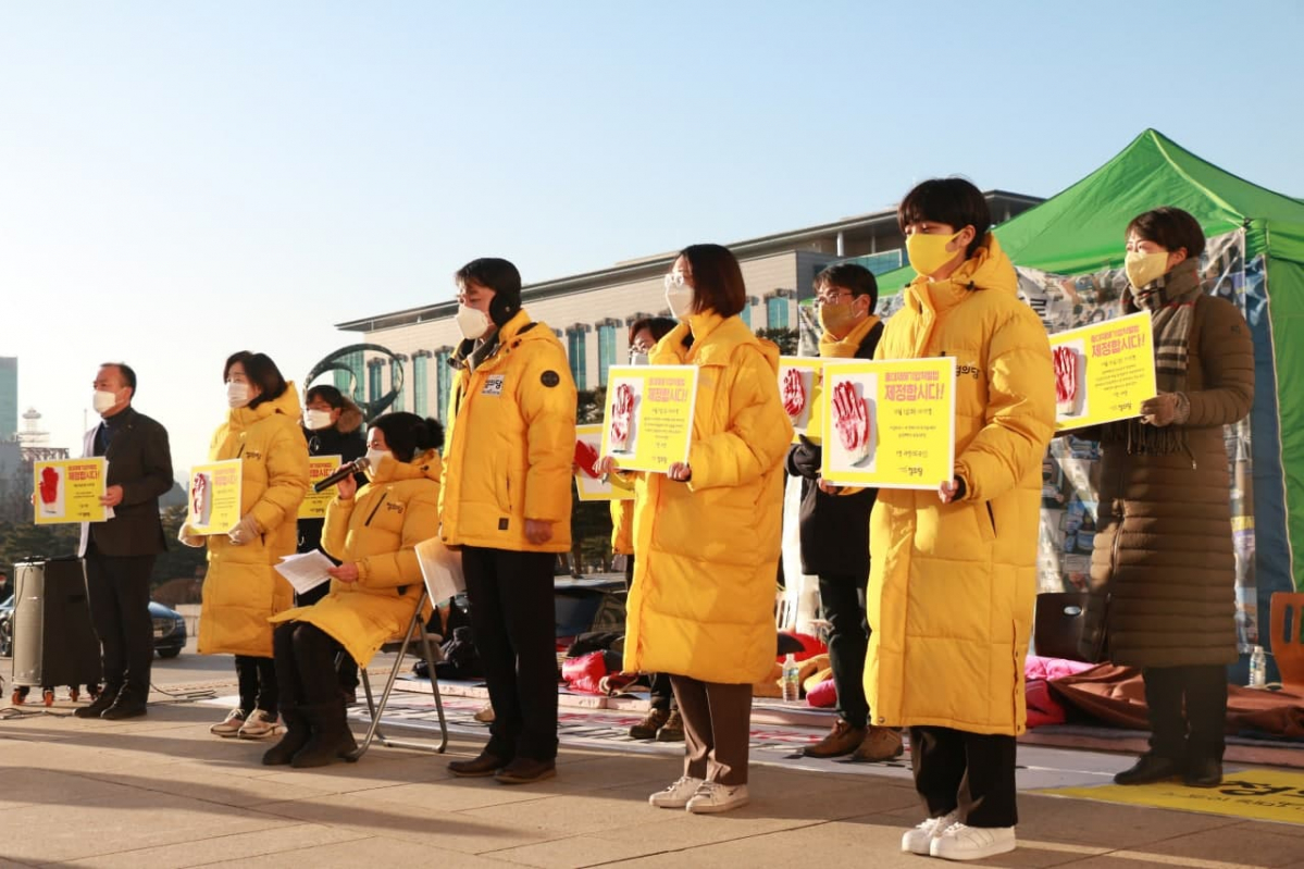 ▲강은미 정의당 원내대표(왼쪽에서 세 번째)가 6일 중대재해기업처벌법 제정과 관련한 긴급 기자회견에서 발언하고 있다. (제공=정의당 대변인실)