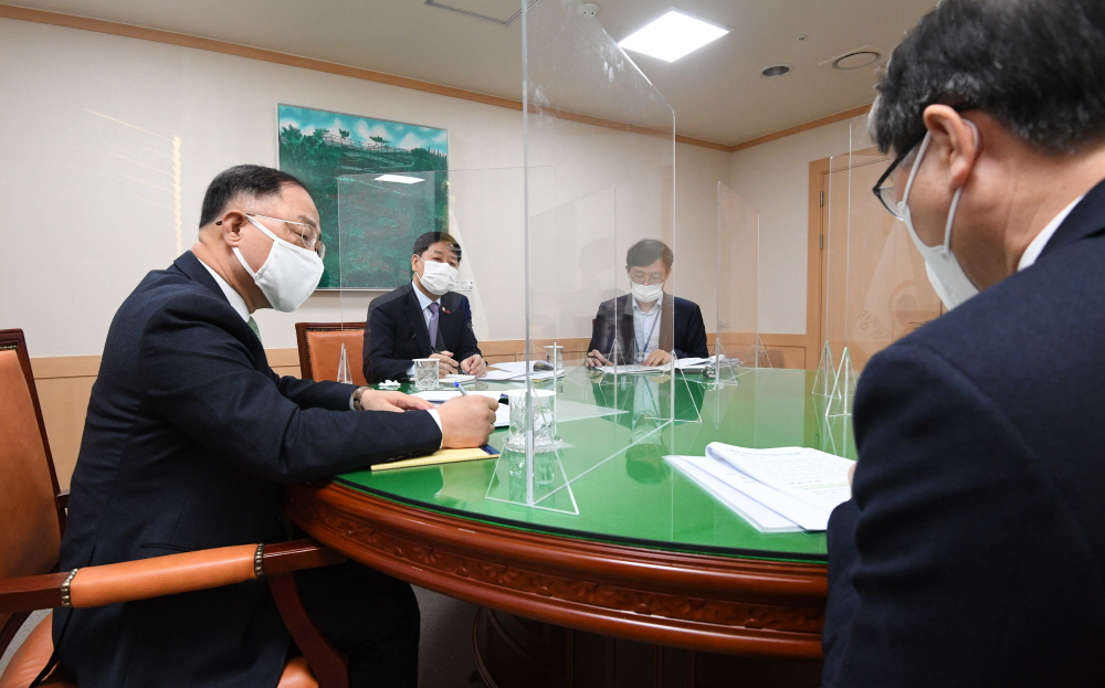 ▲홍남기 경제부총리 겸 기획재정부 장관이 1월 6일 서울 광화문 정부서울청사에서 관계장관회의(녹실회의)를 주재, 주택 수급 대책의 추진상황을 점검하고 향후계획 등을 논의하고 있다. 맨 왼쪽부터 시계방향으로 홍남기 부총리, 구윤철 국무조정실장, 이호승 청와대 경제수석, 변창흠 국토교통부 장관. (사진제공=기획재정부)
