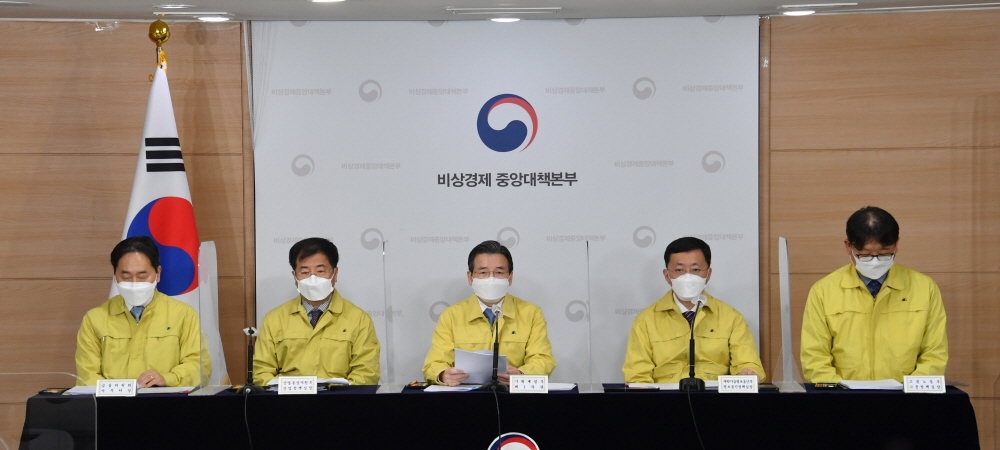 ▲김용범 기획재정부 1차관이 1월 6일 정부서울청사에서 열린 '제25차 비상경제 중대본 회의 겸 제8차 한국판 뉴딜 관계장관회의' 정례브리핑에서 주요내용을 발표하고 있다. 왼쪽부터 김태현 금융위원회 사무처장, 강경성 산업통상자원부 산업정책실장, 김용범 차관, 김정원 과학기술정보통신부 정보통신정책실장, 권기섭 고용노동부 고용정책실장. (사진제공=기획재정부)