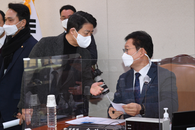 ▲6일 오전 국회 외교통일위원회에서 열린 이란의 한국 케미호 나포 관련 긴급간담회에서 송영길 위원장과 더불어민주당 김영호 간사(왼쪽)가 대화하고 있다. (연합뉴스)