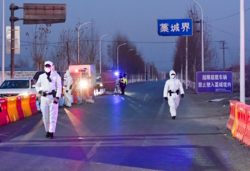 ▲중국 경찰들이 5일(현지시간) 가오청구 고속도로에서 차량을 조사하고 있다. 허베이/로이터연합뉴스