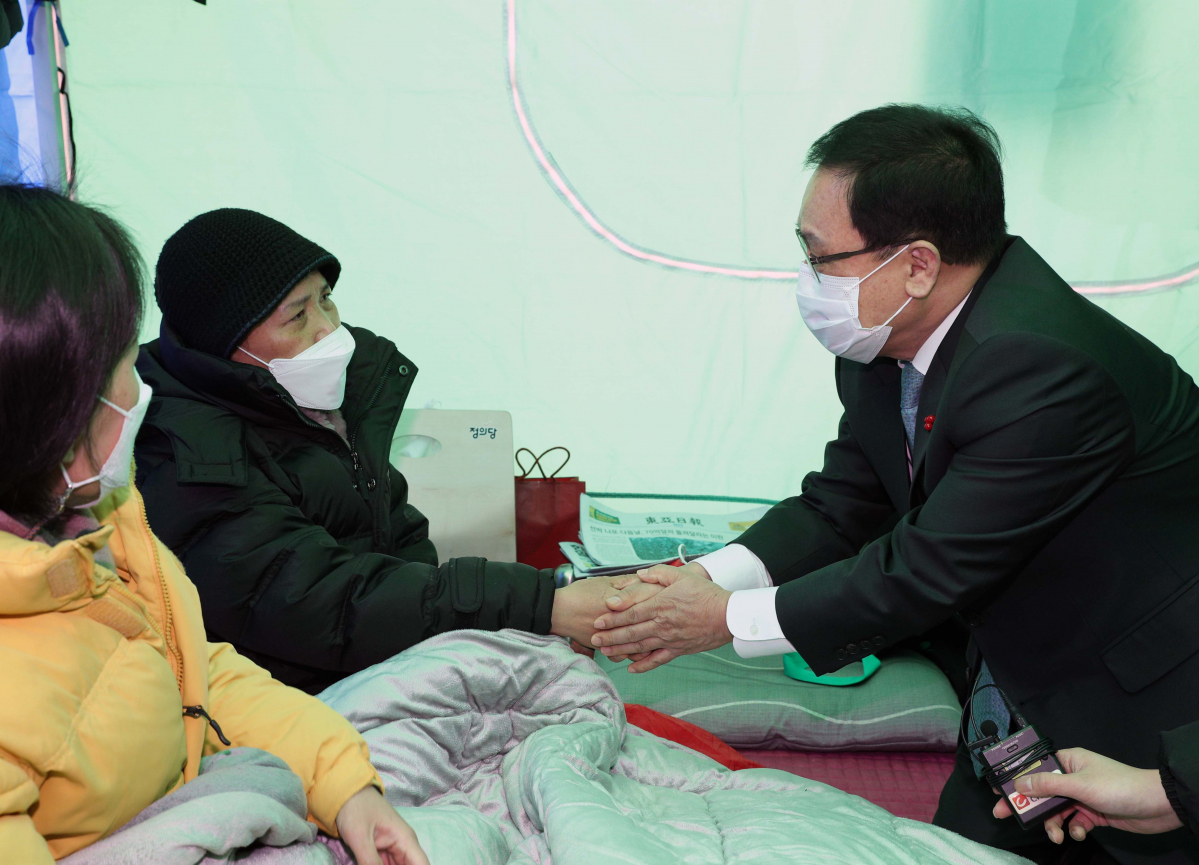 ▲유영민 대통령 비서실장이 6일 오후 서울 여의도 국회 본청 앞 중대재해기업처벌법 제정 촉구 단식농성장을 방문, 고 김용균 어머니 김미숙 김용균재단 이사장과 대화하고 있다. (연합뉴스)