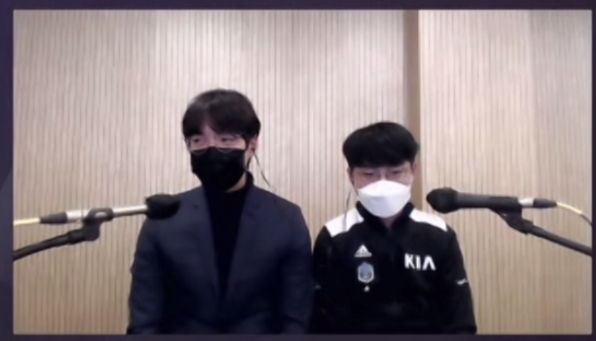 ▲'2021 LCK 스프링 미디어데이'에 참석한 담원기아의 김정균 감독(왼쪽)과 쇼메이커 선수다. (사진=줌(ZOOM) 화면 캡쳐)