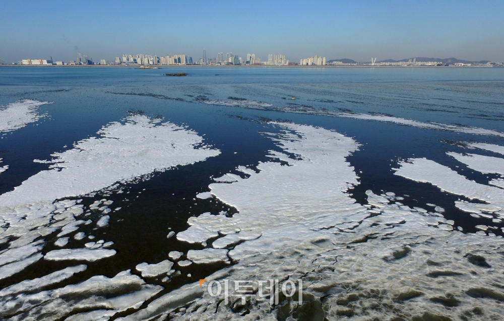 ▲서울 아침 최저기온이 영하 12도를 기록하는 등 전국에 ‘북극 한파’가 찾아온 6일 경기 시흥시 오이도 앞 해변이 얼어붙어 있다. (신태현 기자 holjjak@)