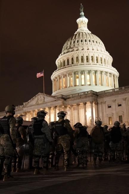 ▲미국 주 방위군이 6일(현지시간) 워싱턴 국회의사당을 지키고 있다. 워싱턴D.C./AP뉴시스
