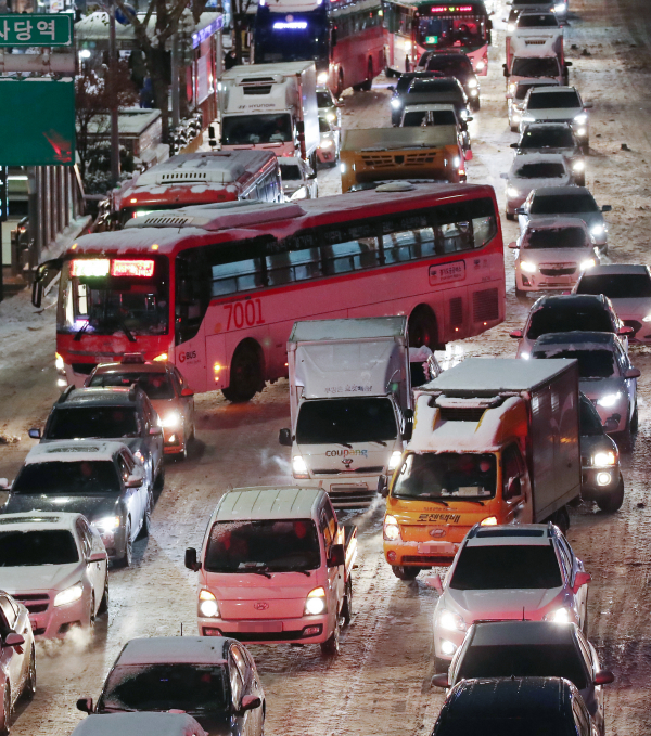 ▲7일 오전 서울 사당역 인근 도로가 밤사이 내린 눈으로 차량정체를 빚고 있다.  (연합뉴스)