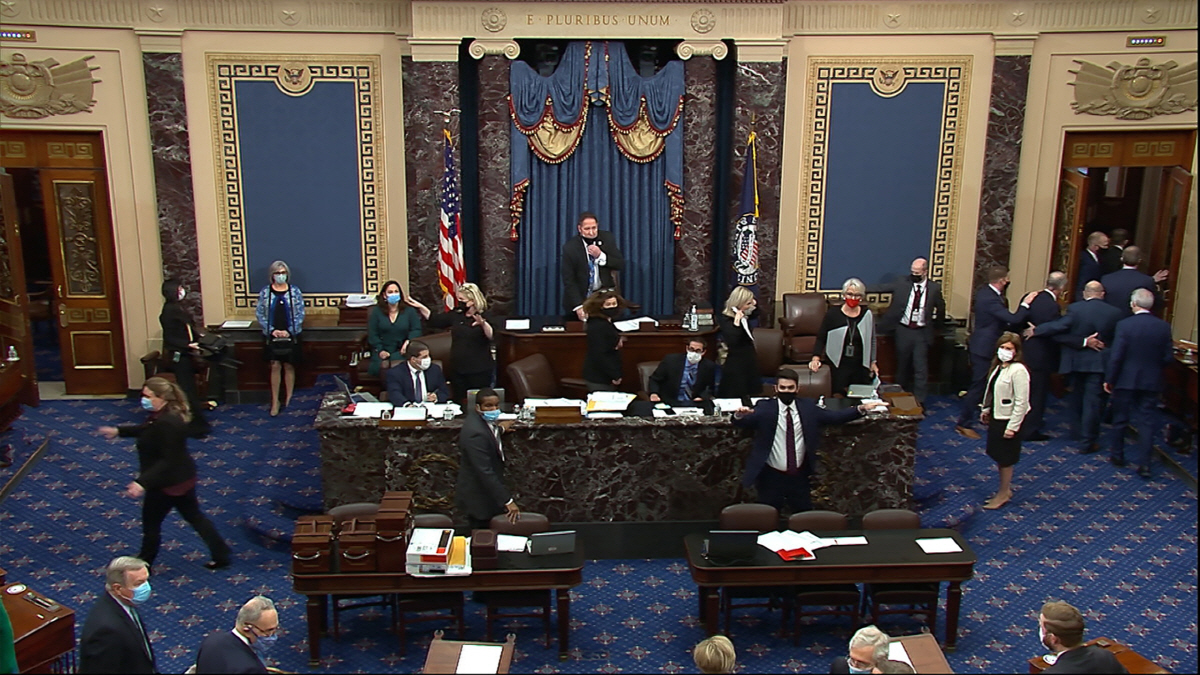 ▲6일(현지시간) 미 의회 관계자들이 시위대의 난입에 자리를 뜨고 있다. 워싱턴D.C./AP뉴시스
