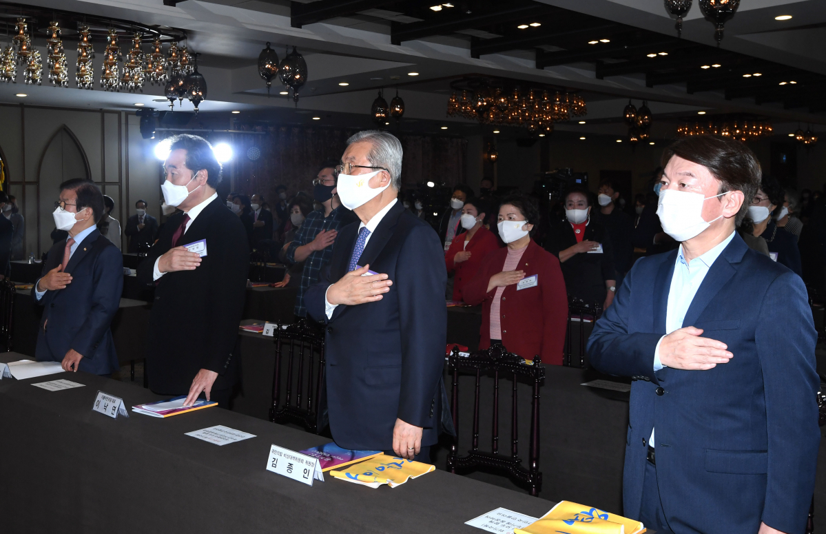 ▲박병석 국회의장과 이낙연 더불어민주당 대표, 김종인 국민의힘 비상대책위원장, 안철수 국민의당 대표가 지난해 10월 22일 오후 서울 영등포구 여의도동 CCMM 빌딩에서 열린 제55회 전국여성대회 기념식에 참석해 국민의례를 하고 있다. (뉴시스)