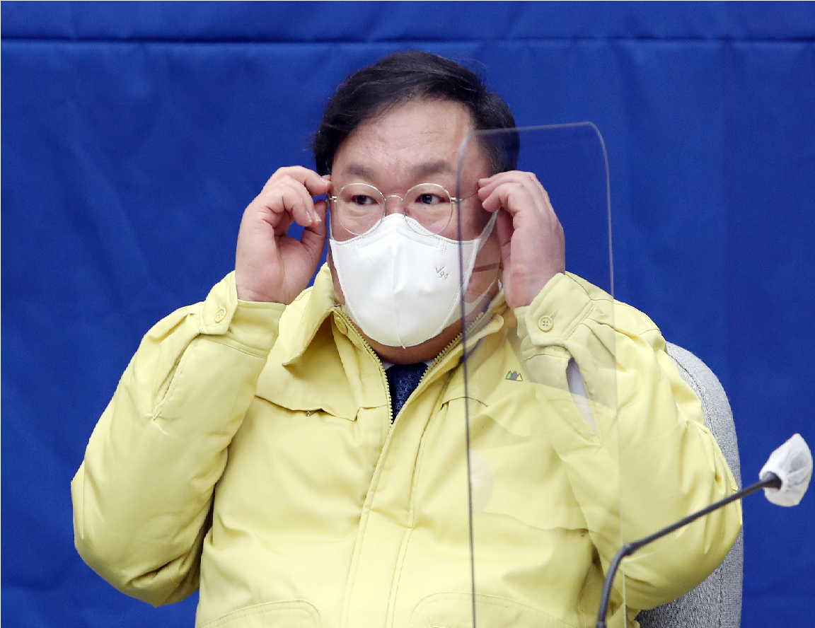 ▲더불어민주당 김태년 원내대표가 7일 국회에서 열린 정책조정회의에서 안경을 만지고 있다. (연합뉴스)