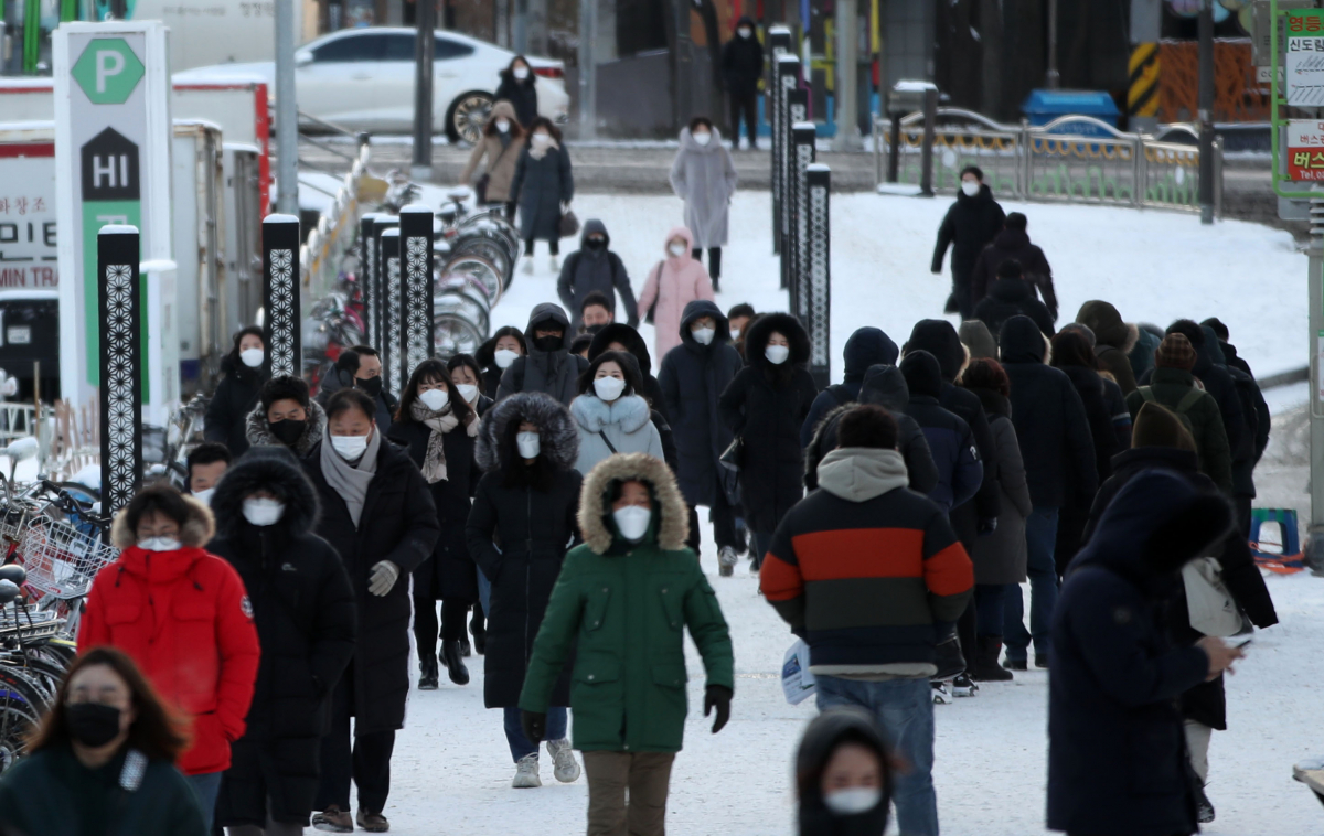 ▲밤사이에 많은 눈이 내리고 전국 대부분 지역에 한파특보가 내려진 7일 오전 서울 구로구 신도림역에서 시민들이 출근길을 재촉하고 있다. (뉴시스)