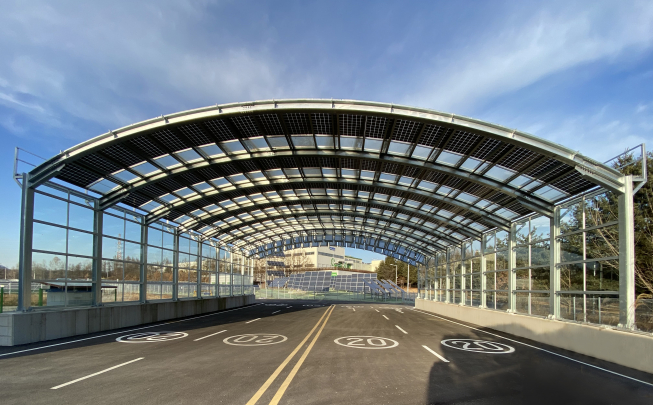 ▲현대에너지솔루션 충북 음성공장 내 방음터널용 양면태양광 솔루션이 적용된 방음터널. (사진제공=현대중공업그룹)