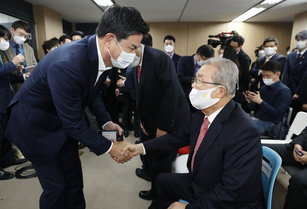 ▲김종인 국민의힘 비상대책위원장이 지난해 11월 16일 서울 여의도 유승민 전 의원의 사무소 '희망22' 개소식에 참석해 무소속 김태호 의원과 악수하고 있다. (뉴시스)