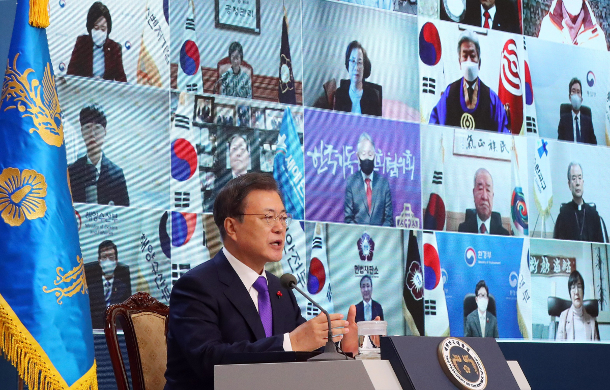 ▲<YONHAP PHOTO-4117> 화상 신년 인사회 참석한 문재인 대통령 (서울=연합뉴스) 최재구 기자 = 문재인 대통령이 7일 오전 청와대 본관에서 화상으로 열린 '2021년 신년 인사회'에서 인사말을 하고 있다. 2021.1.7 jjaeck9@yna.co.kr/2021-01-07 11:47:42/<저작권자 ⓒ 1980-2021 ㈜연합뉴스. 무단 전재 재배포 금지.>