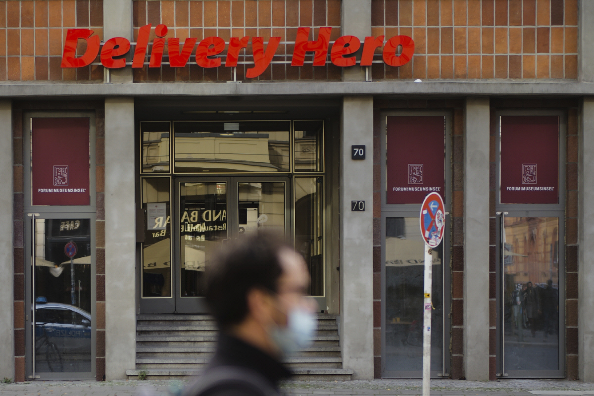 ▲한 남성이 독일 딜리버리히어로 회사 앞을 지나고 있다. 블룸버그통신은 6일(현지시간) 딜리버리히어로가 16억 달러를 증자할 계획이라고 보도했다. 베를린/AP뉴시스
