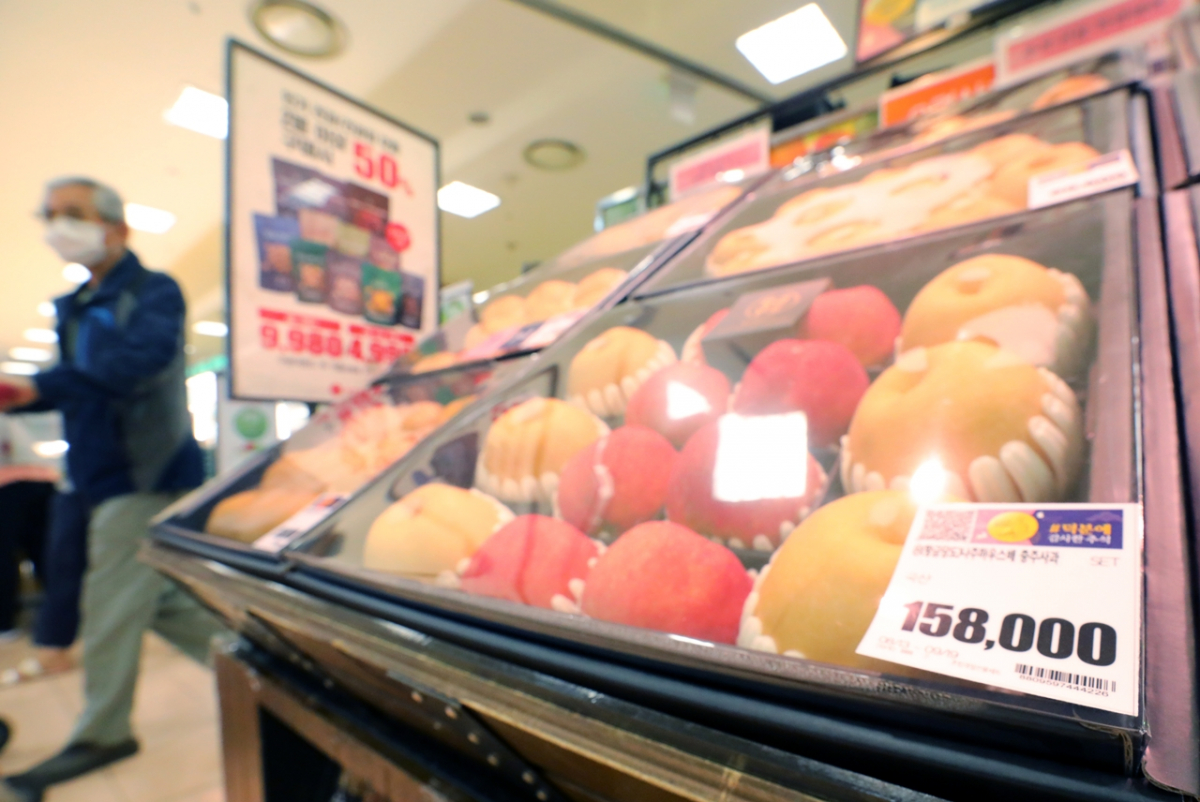 ▲지난해 추석 서울 중구 롯데마트 서울역점에 10만 원 이상의 추석선물세트가 진열돼 있다. (뉴시스)