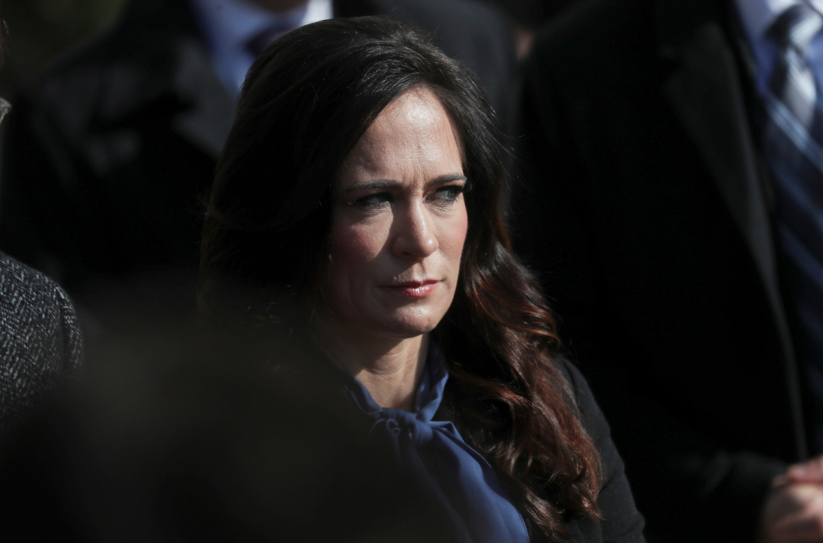 ▲스테파니 그리샴이 2019년 11월 8일 도널드 트럼프 미국 대통령이 워싱턴 백악관에서 기자들과 이야기 하는 것을 지켜보고 있다. 워싱턴/로이터연합뉴스