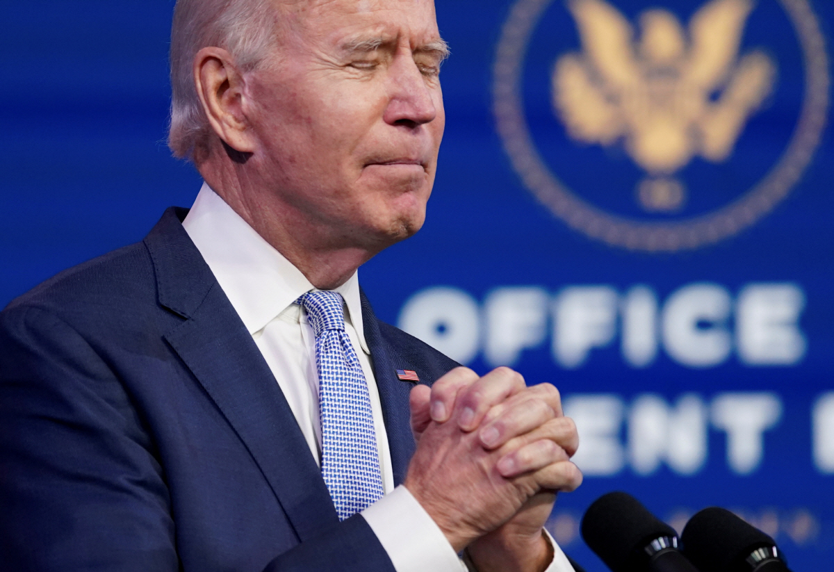 ▲조 바이든 미국 대통령 당선인이 6일(현지시간) 델라웨어주 윌밍턴의 대통령직 인수위원회 본부에서 두 손을 모으고 기도하고 있다. 윌밍턴/로이터연합뉴스