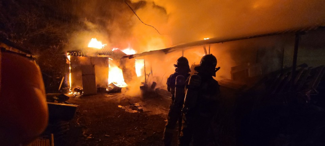 ▲ 6일 오후 강원 철원군 갈말읍 문혜리 주택에서 화재가 발생해 소방대원들이 진화에 나서고 있다. (뉴시스)