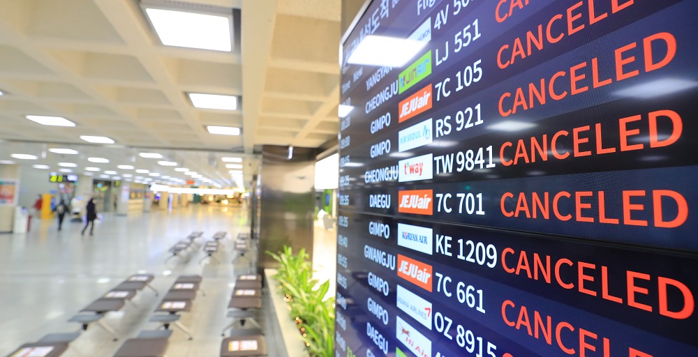 ▲8일 오전 제주국제공항 도착층 현광판이 항공편 결항 소식을 알리고 있다. (연합뉴스)