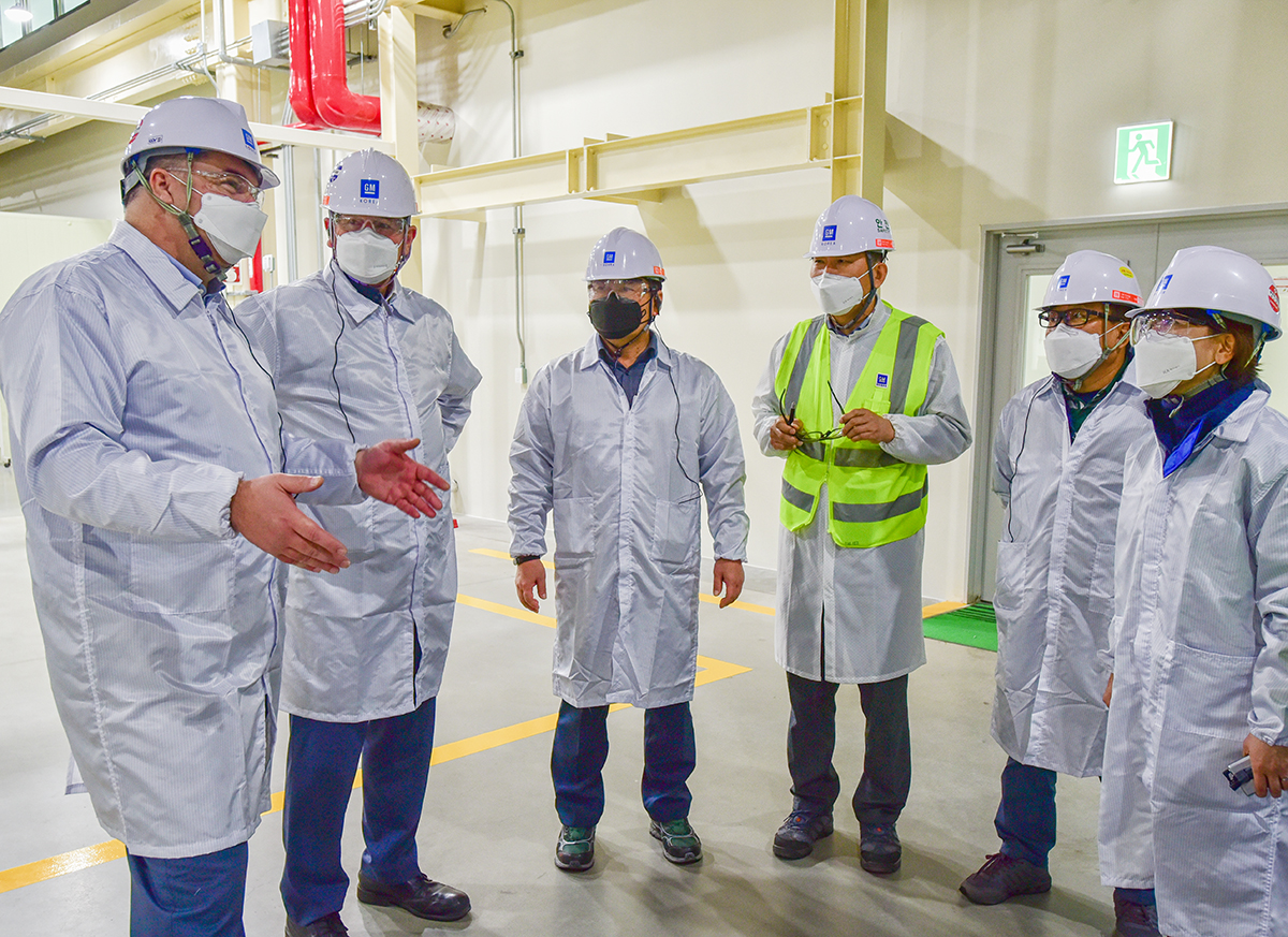 ▲카허 카젬(Kaher Kazem) 한국지엠(GM) 사장이 차세대 글로벌 신제품을 생산할 창원 사업장을 7일 방문해 신축 중인 도장공장 공사 현장의 안전과 투자 진척 상황을 종합적으로 살폈다.  (사진제공=한국지엠)