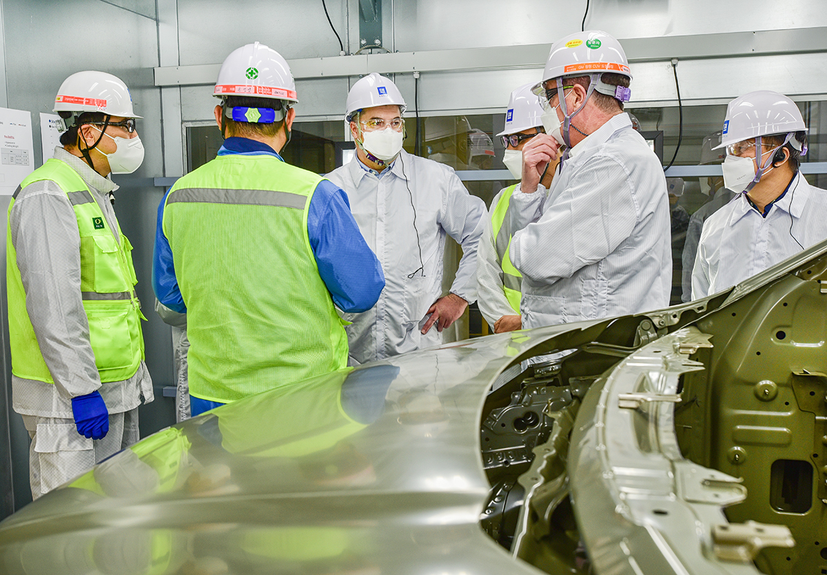 ▲카허 카젬(Kaher Kazem) 한국지엠(GM) 사장이 차세대 글로벌 신제품을 생산할 창원 사업장을 7일 방문해 신축 중인 도장공장 공사 현장의 안전과 투자 진척 상황을 종합적으로 살폈다.  (사진제공=한국지엠)