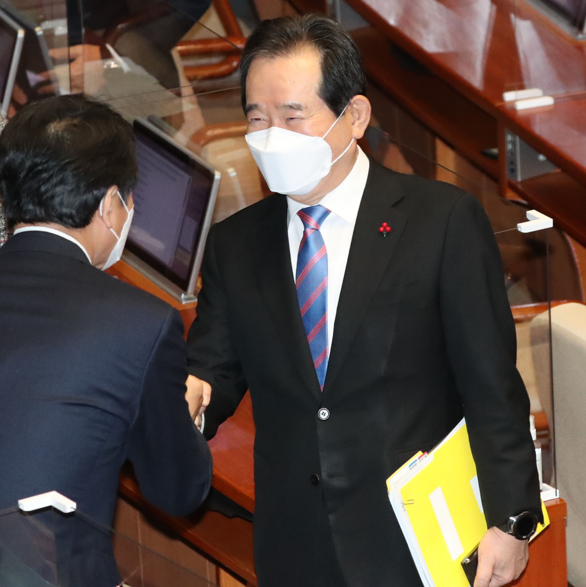 ▲정세균 국무총리가 8일 오전 코로나19 백신 수급 및 방역 문제에 대한 긴급 현안질의가 진행된 국회 본회의에 출석하며 의원들과 인사하고 있다. (연합뉴스)