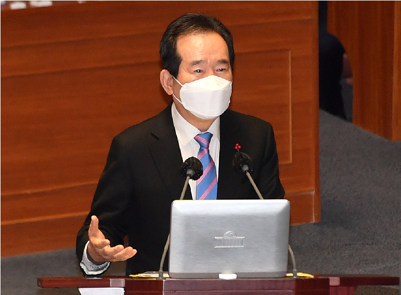 ▲정세균 국무총리가 8일 오전 서울 여의도 국회 본회의장에서 열린 신종 코로나바이러스 감염증 방역 실태 및 백신 수급 현황 점검을 위한 긴급현안질문에 참석해 더불어민주당 김성주 의원 질의에 답변하고 있다. (연합뉴스)