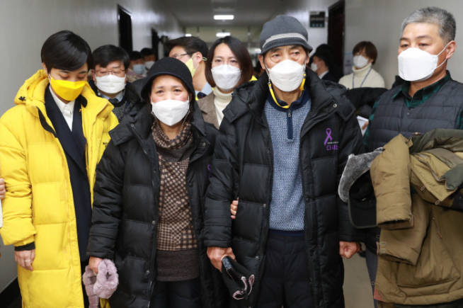 ▲고(故) 김용균씨의 어머니 김미숙 김용균재단 이사장과 고(故) 이한빛 PD 아버지 이용관씨가 8일 오전 서울 여의도 국회에서 열린 법사위 전체회의에서 5인 미만 사업장이 대상에서 빠진 중대재해에 대한 기업 및 책임자 처벌 등에 관한 법률안이 통과되자 회의장 밖에서 발언하고 있다.  (연합뉴스)