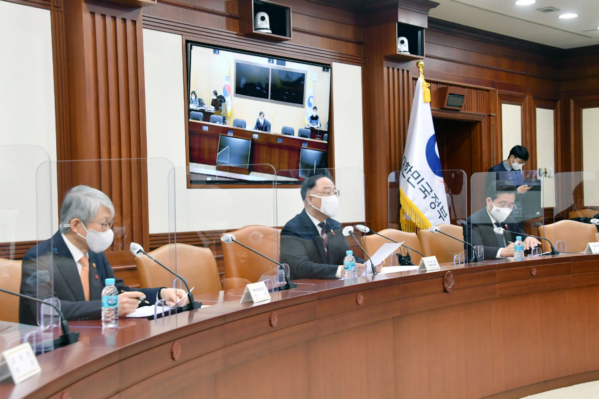 ▲홍남기 부총리 겸 기획재정부장관이 8일 정부서울청사에서 열린 '제2차 혁신성장 BIG3 추진회의'를 주재, 모두발언을 하고 있다. (사진제공=기획재정부)