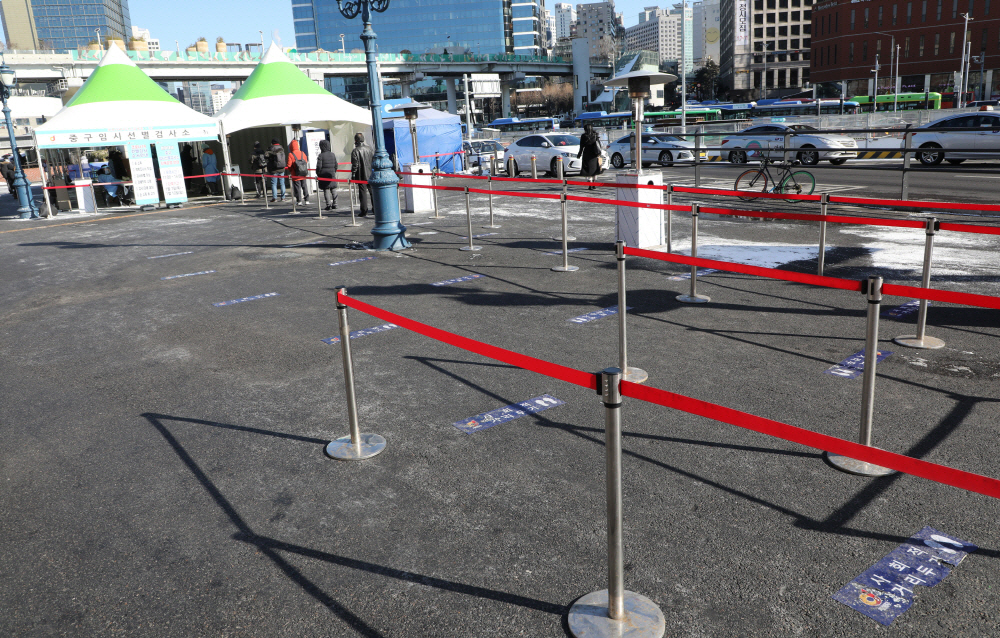 ▲8일 오전 서울역광장 임시선별진료소 모습. (연합뉴스)