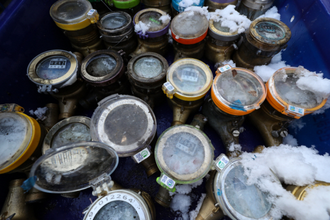 ▲서울시가 지난 6일 '북극 한파'에 대비해 7일부터 수도계량기 '동파 심각' 단계를 발령한다고 발표했다. 7일 오전 서울 종로구 효자가압장에 동파된 수도계량기들이 쌓여 있다. (연합뉴스)