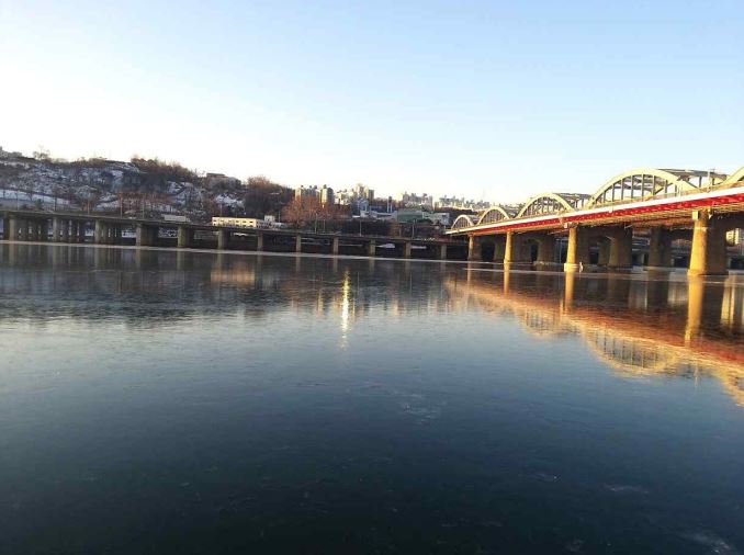 ▲9일 오전 8시께 이번 겨울 첫 한강 결빙이 관측됐다. (사진제공 기상청)