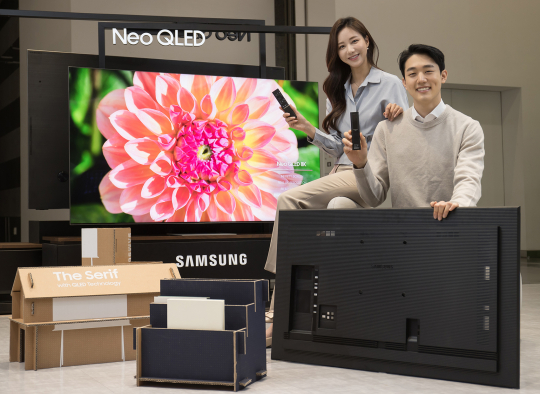▲삼성전자 모델이 수원 삼성 디지털시티에서 2021년 신제품 네오 QLED TV와 새롭게 적용된 솔라셀 리모컨, 에코 패키지를 소개하고 있다.  (사진제공=삼성전자)