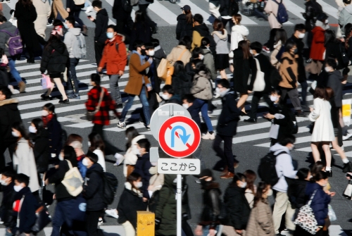 ▲일본 도쿄에서 9일 시민들이 마스크를 낀 채 횡단보도를 건너고 있다. 이날 일본의 신종 코로나바이러스 감염증(코로나19) 신규 확진자 수는 7790명을 기록했다.  (로이터연합뉴스)