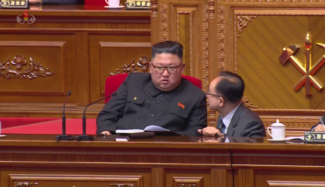 ▲조선중앙TV는 지난 8일 북한 8차 당대회 4일차 회의가 평양 4·25문화회관에서 열렸다고 9일 보도했다. 북한은 관영 매체를 통해 이번 당대회가 '일하는 대회'라고 거듭 강조하고 있다. 주석단에서도 당 간부들이 김정은 당 위원장의 곁에 다가가 보고하거나 지시를 듣는 모습이 포착됐다.   (연합뉴스)