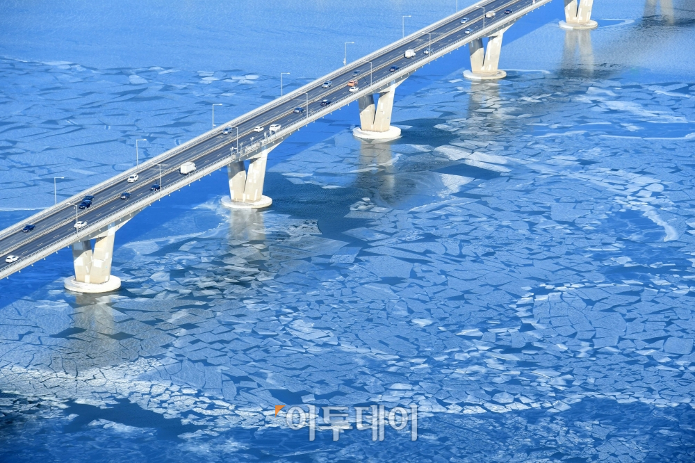 ▲서울 아침 기온이 영하 18.6도로 35년 만에 최저를 기록하는 등 한파가 정점에 달한 8일 서울 여의도 63스퀘어에서 바라본 한강이 얼어붙어 있다. (신태현 기자 holjjak@)