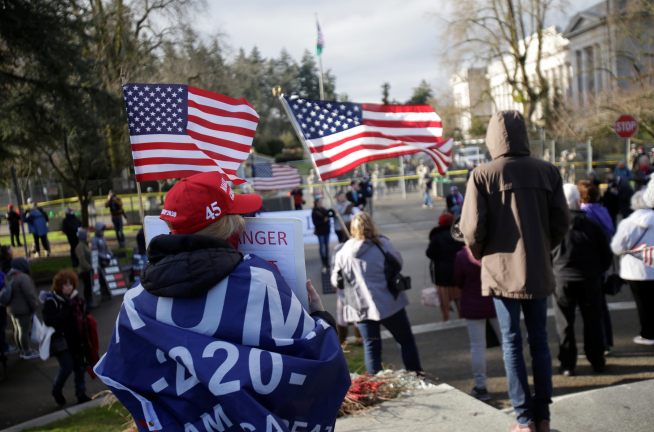▲도널드 트럼프 미국 대통령의 지지자들이 10일(현지시간) 워싱턴D.C. 국회의사당 앞에서 시위를 진행하고 있다. 워싱턴D.C./로이터연합뉴스