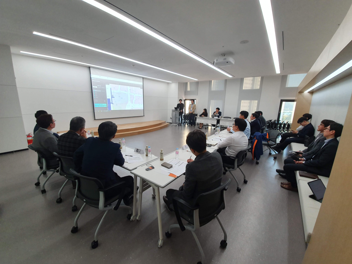 ▲호반건설과 현대건설, 바이브컴퍼니는 '인공지능(AI) 기반 건축 자동 설계' 기술을 보유한 텐일레븐에 추가 투자를 결정했다고 11일 밝혔다. 사진은 호반건설과 텐일레븐 측이 기술 개발 방향을 논의하는 모습. (사진 제공=호반건설)
