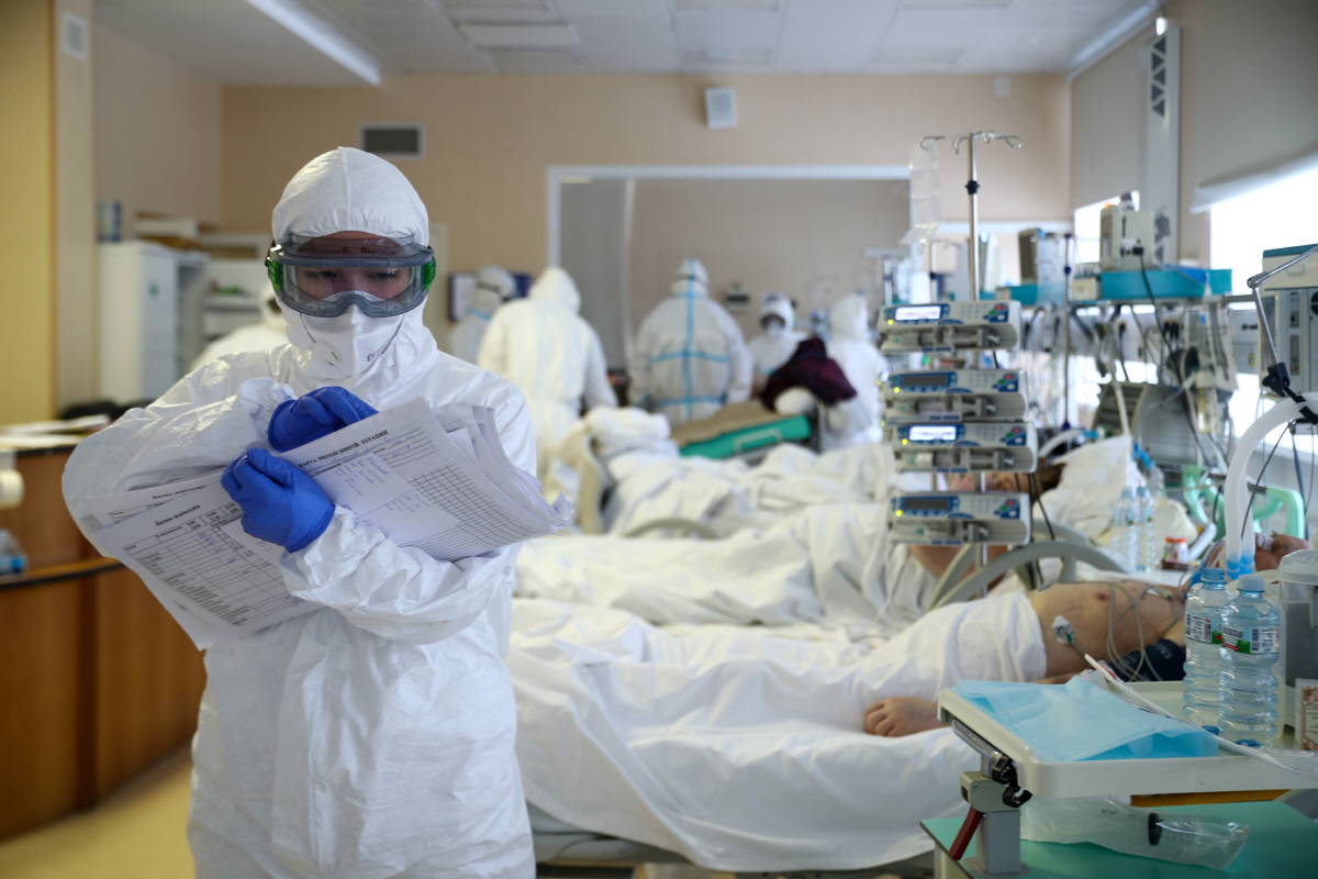 ▲러시아 수도 모스크바에 있는 제1 중앙병원의 신종 코로나바이러스 감염증(코로나19) 병동에서 3일(현지시간) 의료진이 환자들을 돌보고 있다. 모스크바/타스연합뉴스