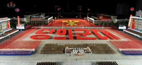 ▲북한이 지난해 10월 10일 노동당 창건 75주년을 기념해 열병식을 실시, 평양의 야경을 배경으로 사열대가 모여 '당의 군대' 글자를 표현하고 있다. (연합뉴스)