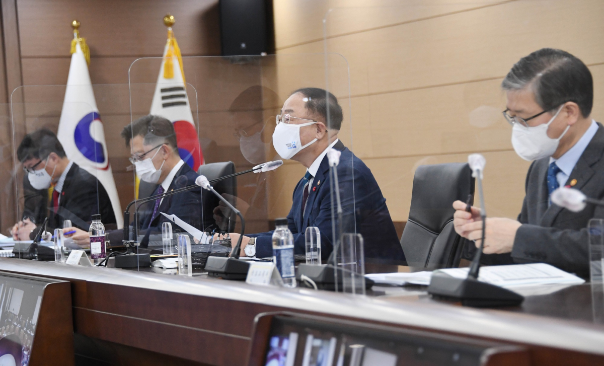 ▲홍남기 경제부총리 겸 기획재정부 장관이 11일 정부세종청사에서 열린 '제220차 대외경제장관회의 겸 제136차 대외경제협력기금운용위원회'를 주재하고 모두발언을 하고 있다. (사진제공=기획재정부)