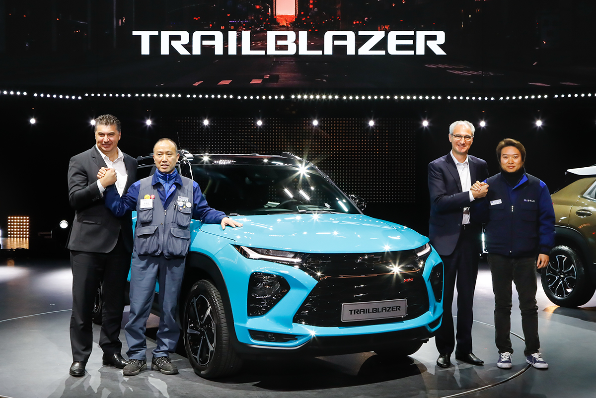 ▲한국지엠이 지난해 1월 16일 인천 파라다이스시티 호텔에서 SUV ‘트레일블레이저’를 공개하고 사전계약에 돌입했다. 사진은 왼쪽부터 행사에 참석한 한국지엠 카허 카젬(Kaher Kazem) 사장, 김성갑 한국지엠 노조위원장, 로베르토 렘펠 지엠테크니컬센터코리아 사장, 신영 지엠테크니컬센터코리아 노동조합 지회장. (사진제공=한국지엠)