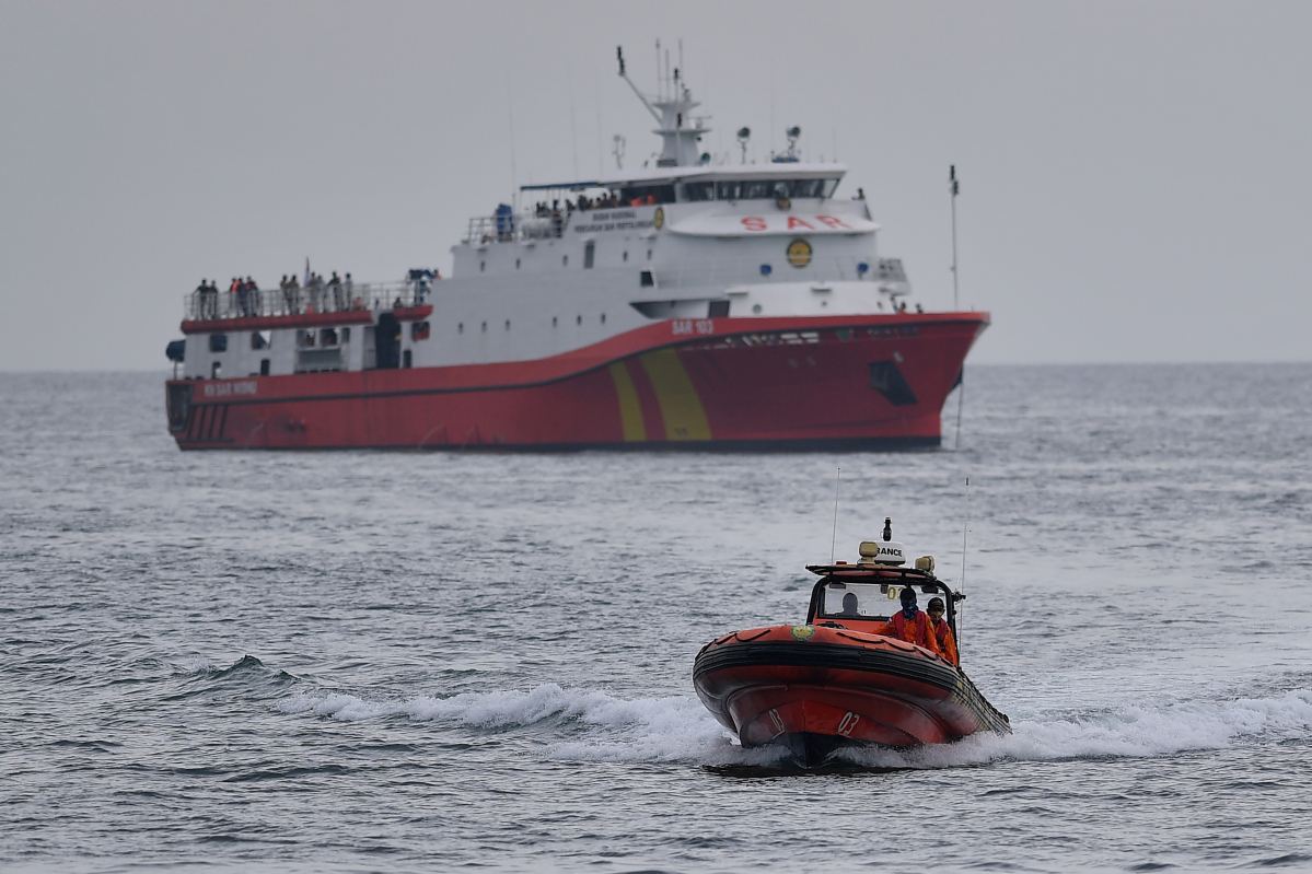 ▲인도네시아 자카르타 북부 해상에서 10일(현지시간) 수색팀이 실종자와 여객기 잔해를 찾고 있다. 인도네시아 교통안전위원회(NTSC)는 전날 추락한 여객ㄱ기의 블랙박스 신호를 수신했다며 회수를 시도하겠다고 밝혔다. 자카르타/로이터연합뉴스