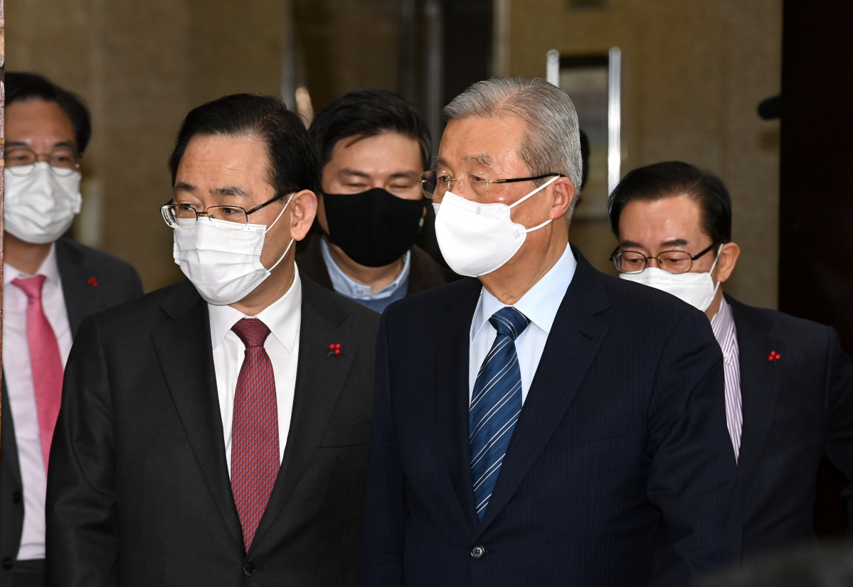 ▲김종인 국민의힘 비상대책위원장과 주호영 원내대표가 11일 서울 여의도 국회에서 열린 비상대책위원회의에 참석하고 있다. (연합뉴스)
