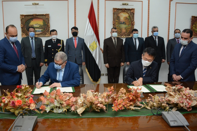 ▲한화테크윈이 지난달 29일 이집트 정부와 MOU를 체결하고 현지 정부 사업에 CCTV를 공급하기로 했다. 한화테크윈 이성재 중동법인장(오른쪽)과 이집트 반하 파우지 쉬햅 대표(왼쪽)가 MOU를 체결하고 있다. (사진제공=한화테크윈)