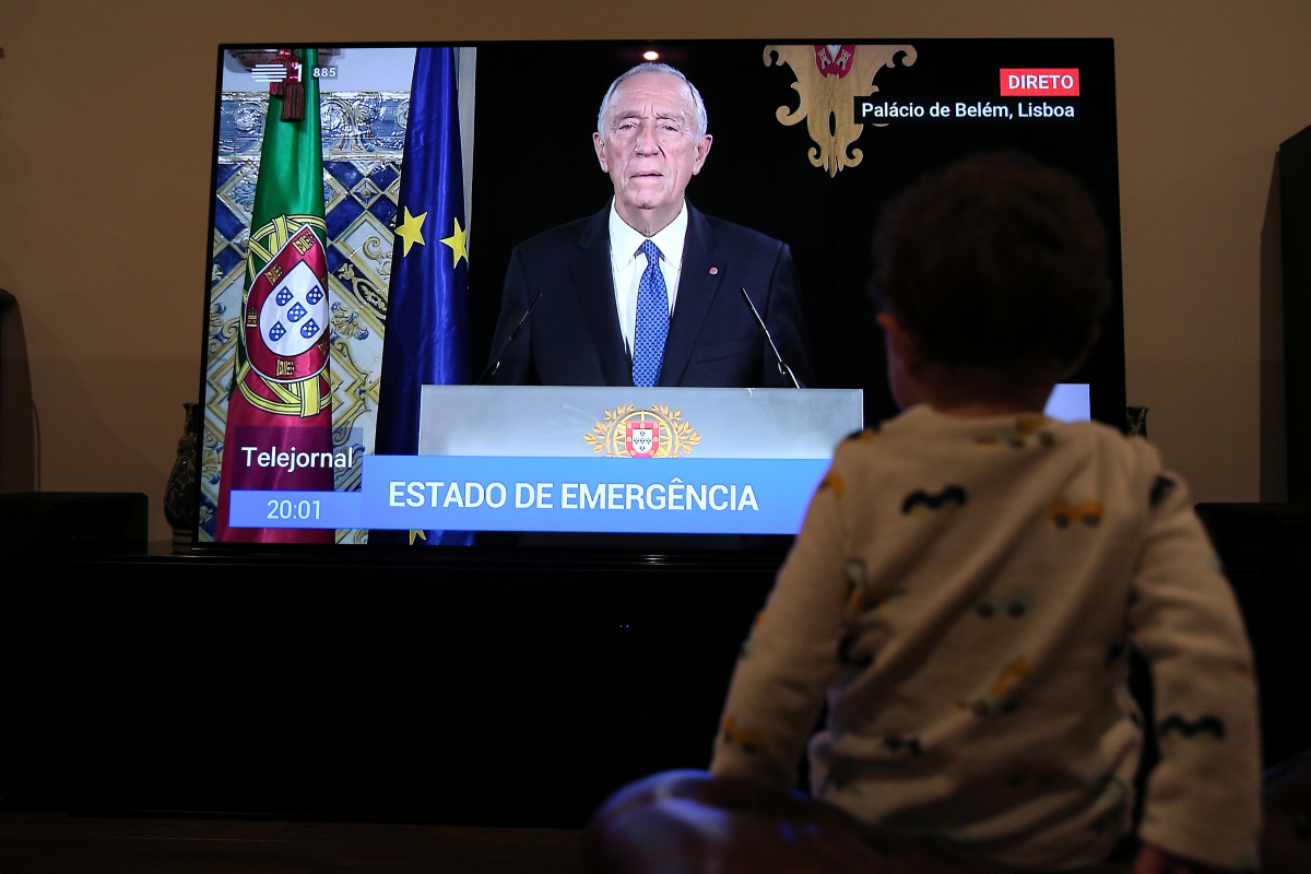 ▲포르투갈의 마르셀루 헤벨루 데 수자대통령이 지난해 11월 코로나19 긴급상황을 선포 방송 장면. (신화뉴시스)