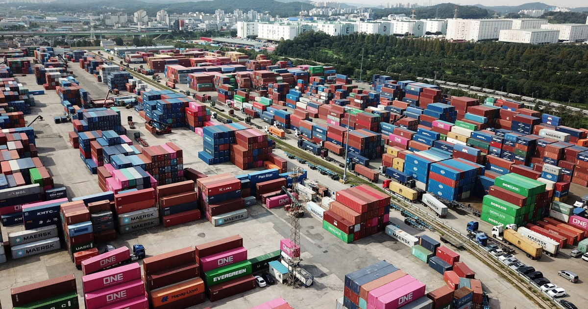 ▲[의왕=뉴시스] 김종택기자 = 관세청은 신종 코로나바이러스 감염증(코로나19) 사태 이후 감소하던 수출액이 20일까지 지난해 같은 기간보다 소폭 늘어나는 등 '깜짝' 반전했다고 21일 밝혔다.이달들어 20일까지 통관기준 잠정 수출액은 296억달러로 지난해 동기 대비 3.6%(10억2000만 달러) 증가했다. 사진은 이날 경기 의왕 내륙컨테이너기지 모습. 2020.09.21.jtk@newsis.com (뉴시스)