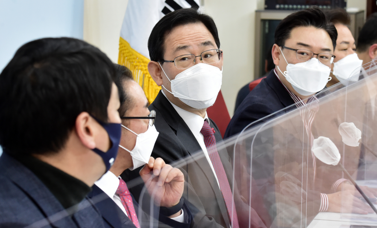 ▲주호영 국민의힘 원내대표가 12일 서울 여의도 국회에서 열린 화상 원내대책회의에서 의원들과 대화하고 있다. (연합뉴스)