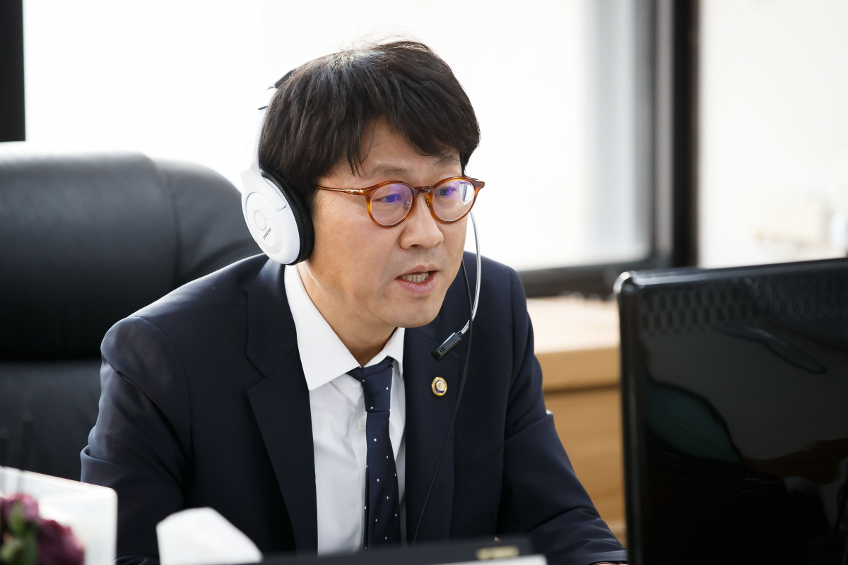 ▲도규상 금융위 부위원장이 12일 서울 종로구 정부서울청사에서 금융리스크 대응반 회의를 비대면 화상회의로 진행하고 있다. (사진제공=금융위원회)