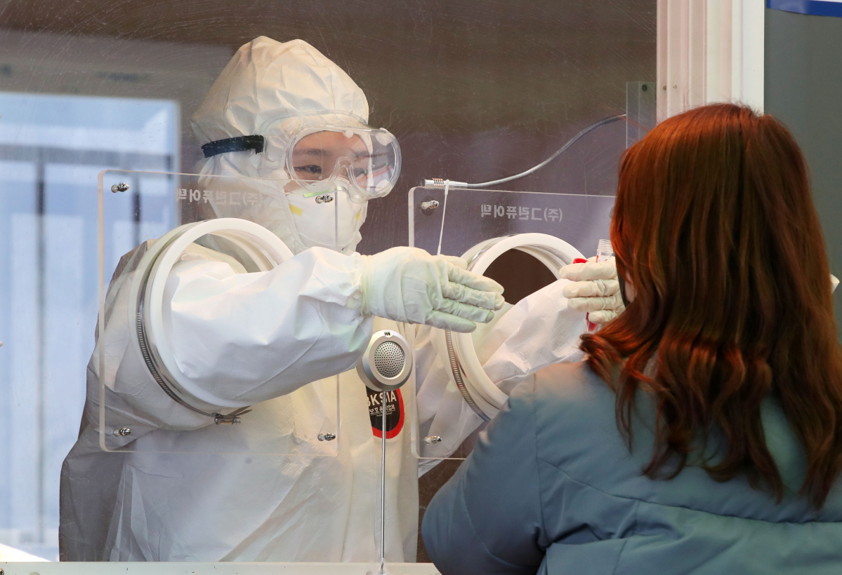 ▲서울 중구 서울역광장에 마련된 임시선별진료소에서 의료진이 검체를 채취하고 있다.  (뉴시스)